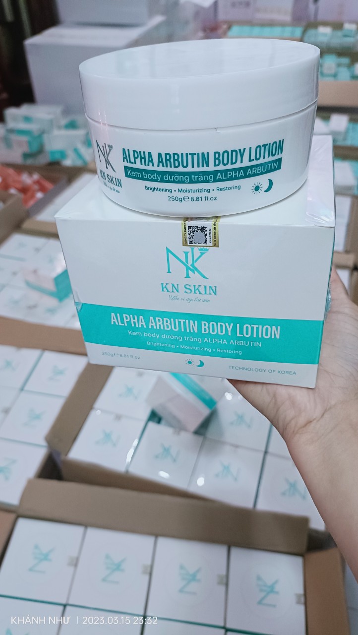 KEM BODY DƯỠNG TRẮNG DA ABUTIN KN SKIN Đường trắng da, giúp da đều màu, dưỡng ẩm da, cải thiện tình trạng da ngâm đen, dưỡng da mềm mịn, hỗ trợ phục hồi da.