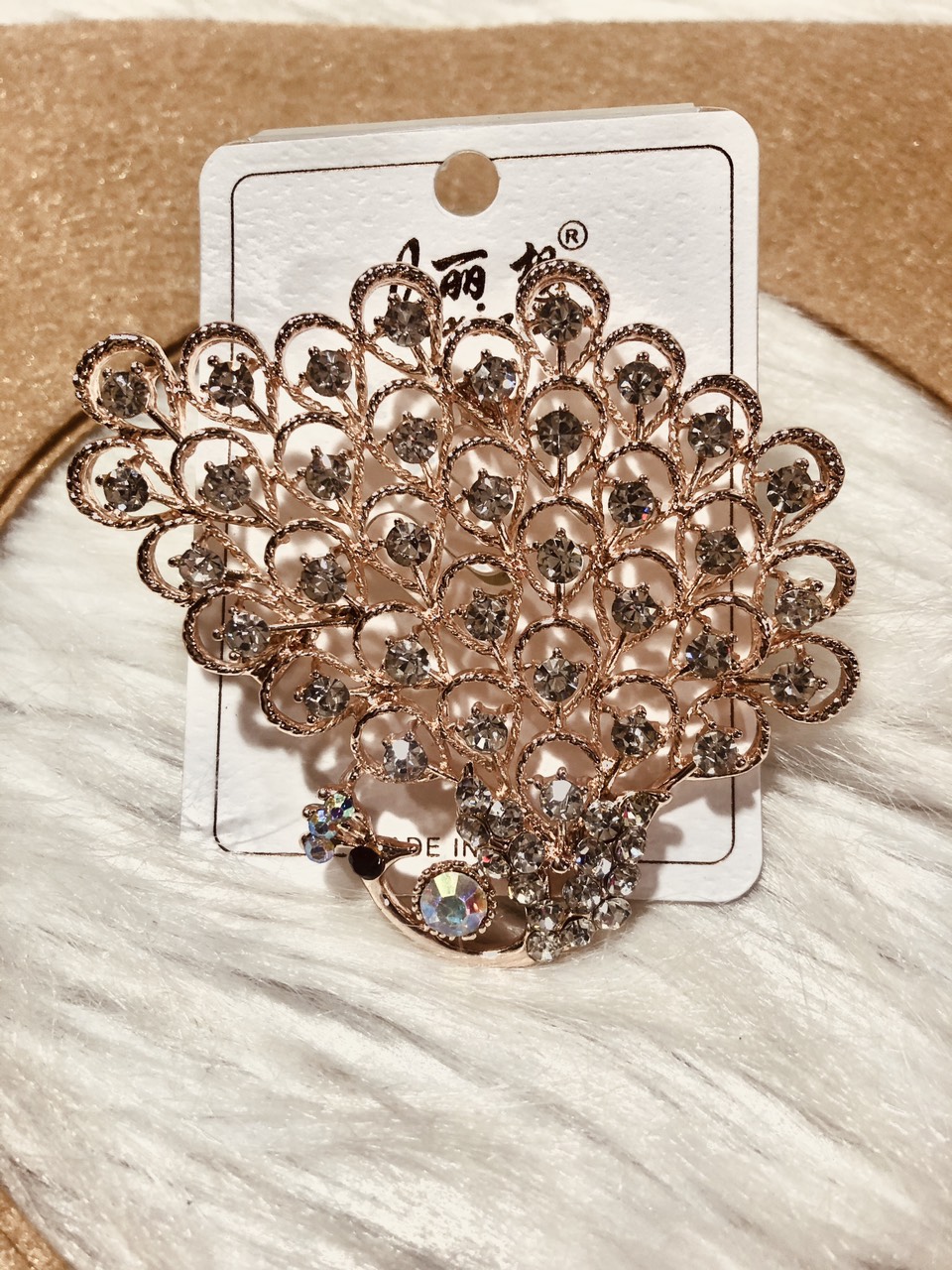 Cài áo con công đính đá trắng cao cấp. KT 6 x 7cm