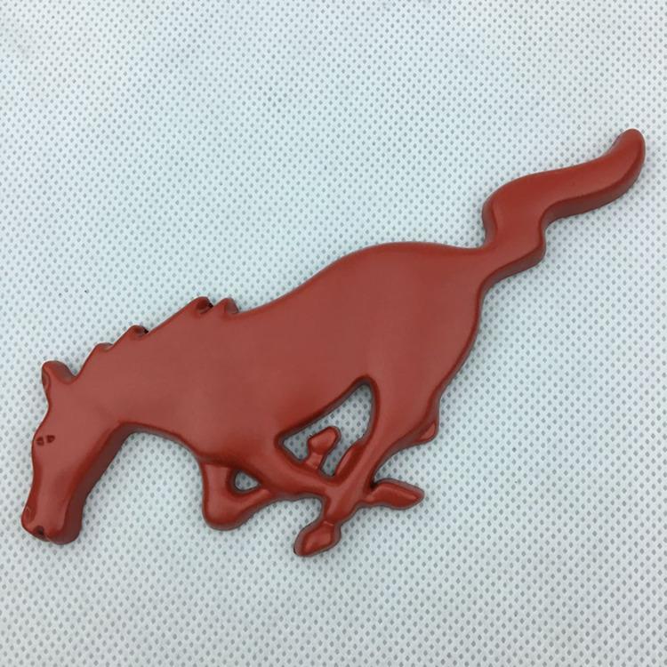 Phong cách mới nhất phù hợp với logo xe Mustang sửa đổi trong mạng tiêu chuẩn Ford mới Mondeo Mustang xe logo kim loại nhãn cơ thể