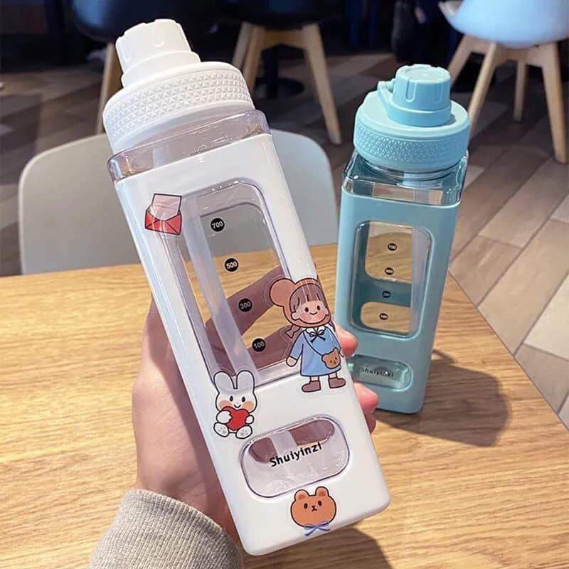Bình Nước Có Kèm Sticker Và Ống Hút 700ml Thân Vuông