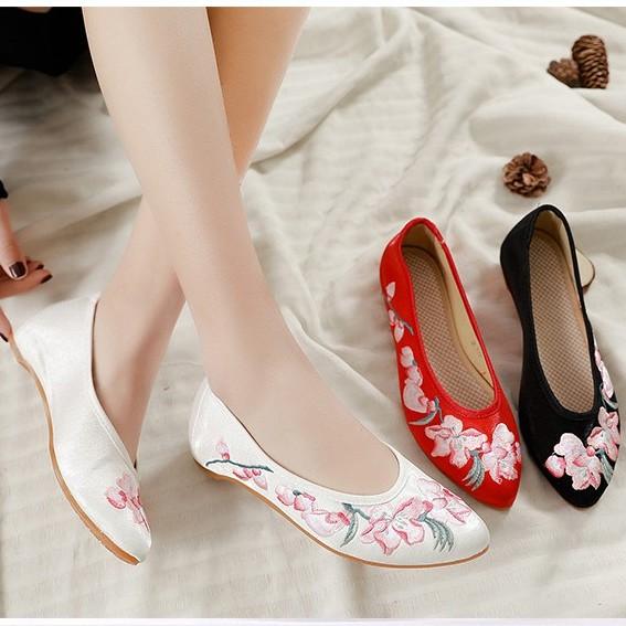 Giày đế thấp họa tiết thêu