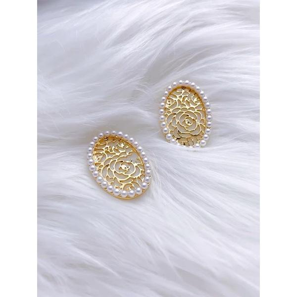 Hoa tai hình hoa khắc nổi đính hạt nhựa phong cách thanh lịch- Arora boutique