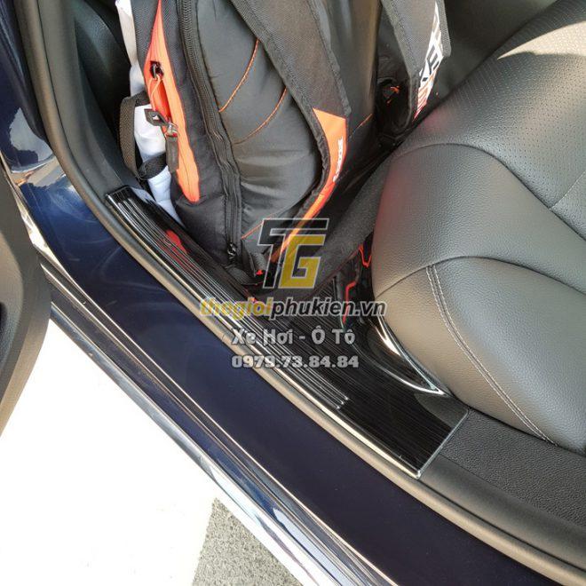 Bộ sản phẩm ỐP BẬC CỐP CẢ BỘ VÀ BẬC CỬA TRONG vân Titan xe Mercedes C