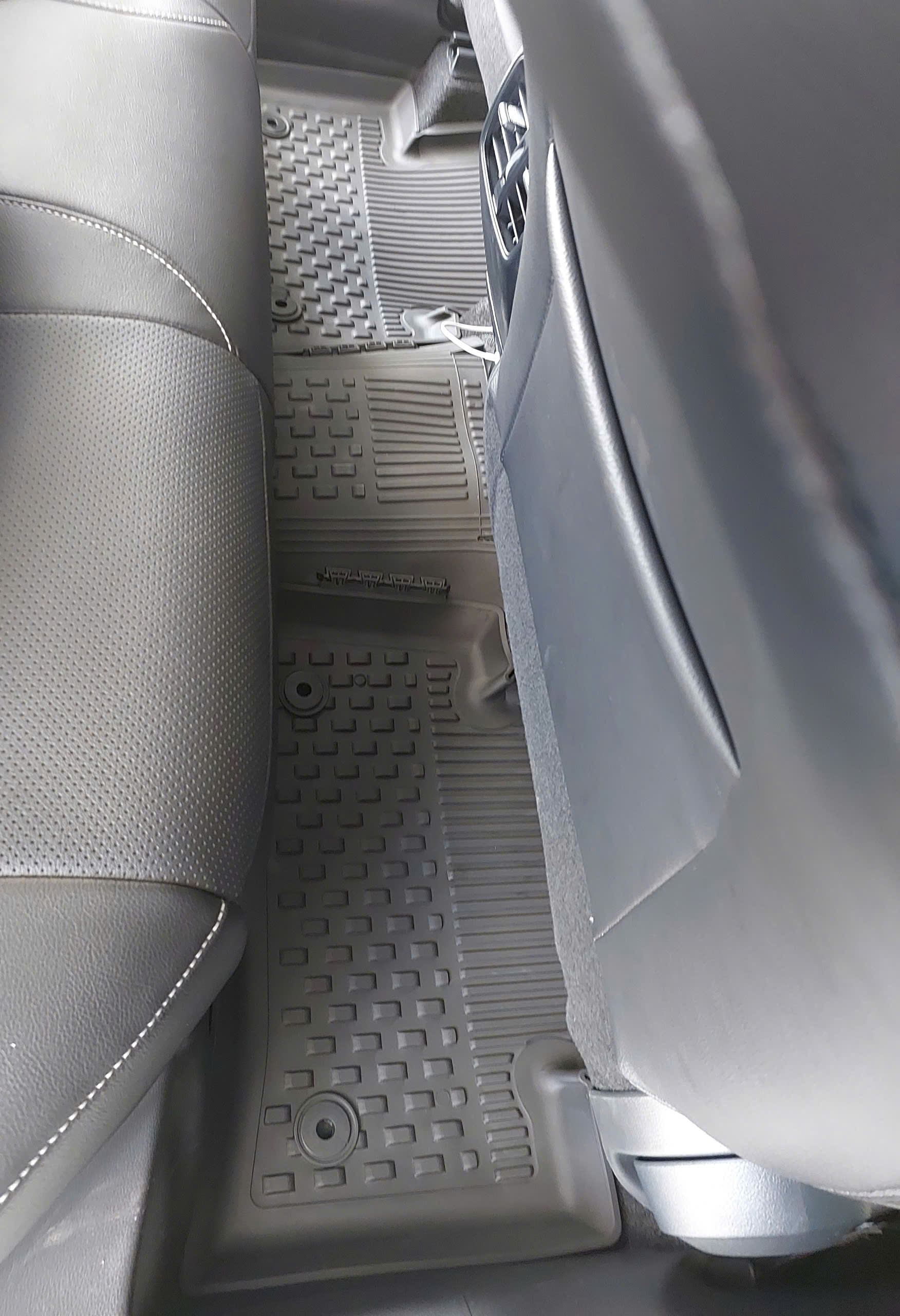 Thảm lót sàn ô tô nhựa TPE Silicon Toyota cross 2022+ Black Nhãn hiệu Macsim