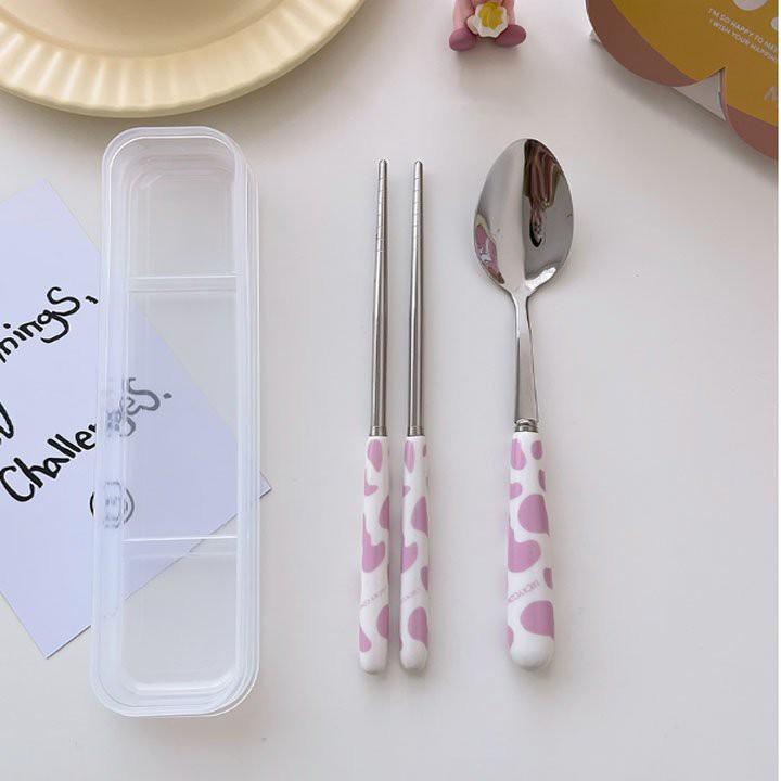 Bộ Đũa Thìa Bò Sữa Inox 304 Cán Sứ Sang Trọng Đẹp Mắt