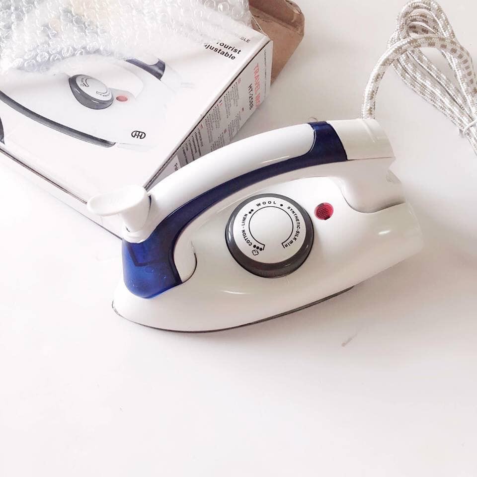 BÀN LÀ DU LỊCH CẦM TAY NHỎ GỌN CHO NAM VÀ NỮ MANG ĐI CÔNG TÁC, DU LỊCH - BÀN ỦI HƠI NƯỚC MINI NHỎ GỌN, CÓ NÚM ĐIỀU CHỈNH NHIỆT ĐỘ PHÙ HỢP VỚI MỌI LOẠI QUẦN ÁO