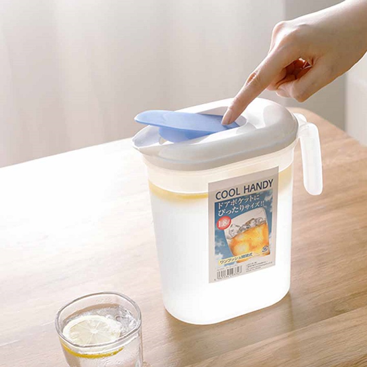 Bình đựng nước để tủ lạnh có quai 1.8L hàng xuất Nhật cao cấp