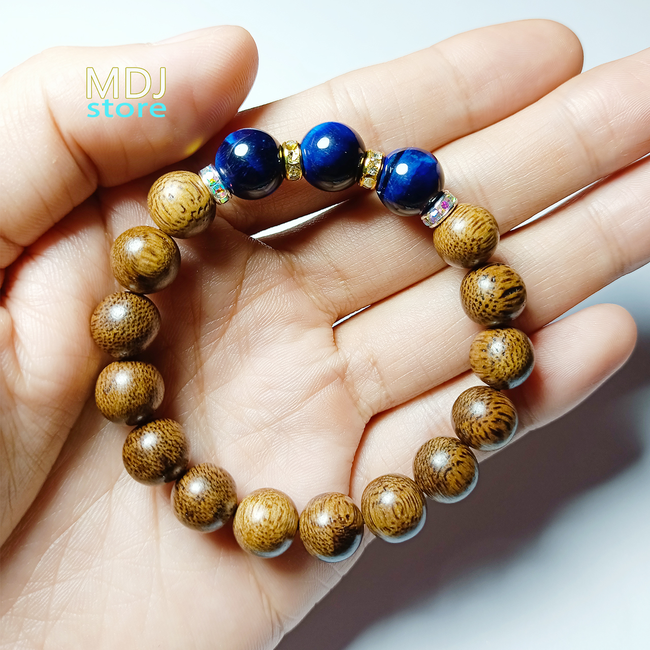 Vòng tay trầm hương nữ MDJ 10 li mix 3 hạt đá phong thủy mắt hổ xanh dương hợp mệnh thủy và mộc