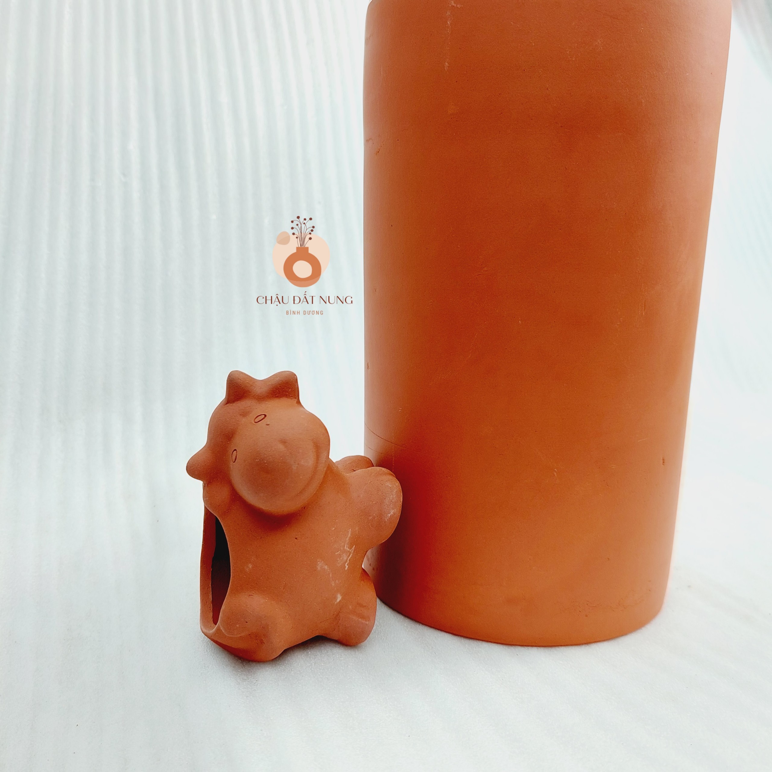 Chậu đất nung Bình Dương - Trụ cao 1424, đường kính miệng là 14cm, chiều cao là 24cm