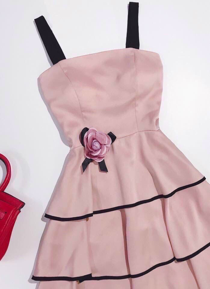 Đầm viền hai dây kết bông