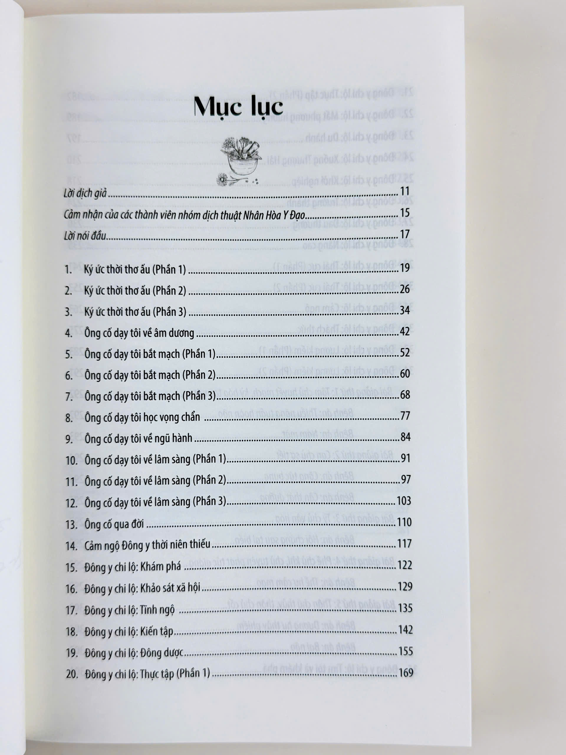 Sách - Đông Y Chi Lộ - Quá Trình Trưởng Thành Của Một Bác Sĩ Đông Y Truyền Thống - Bìa Mềm