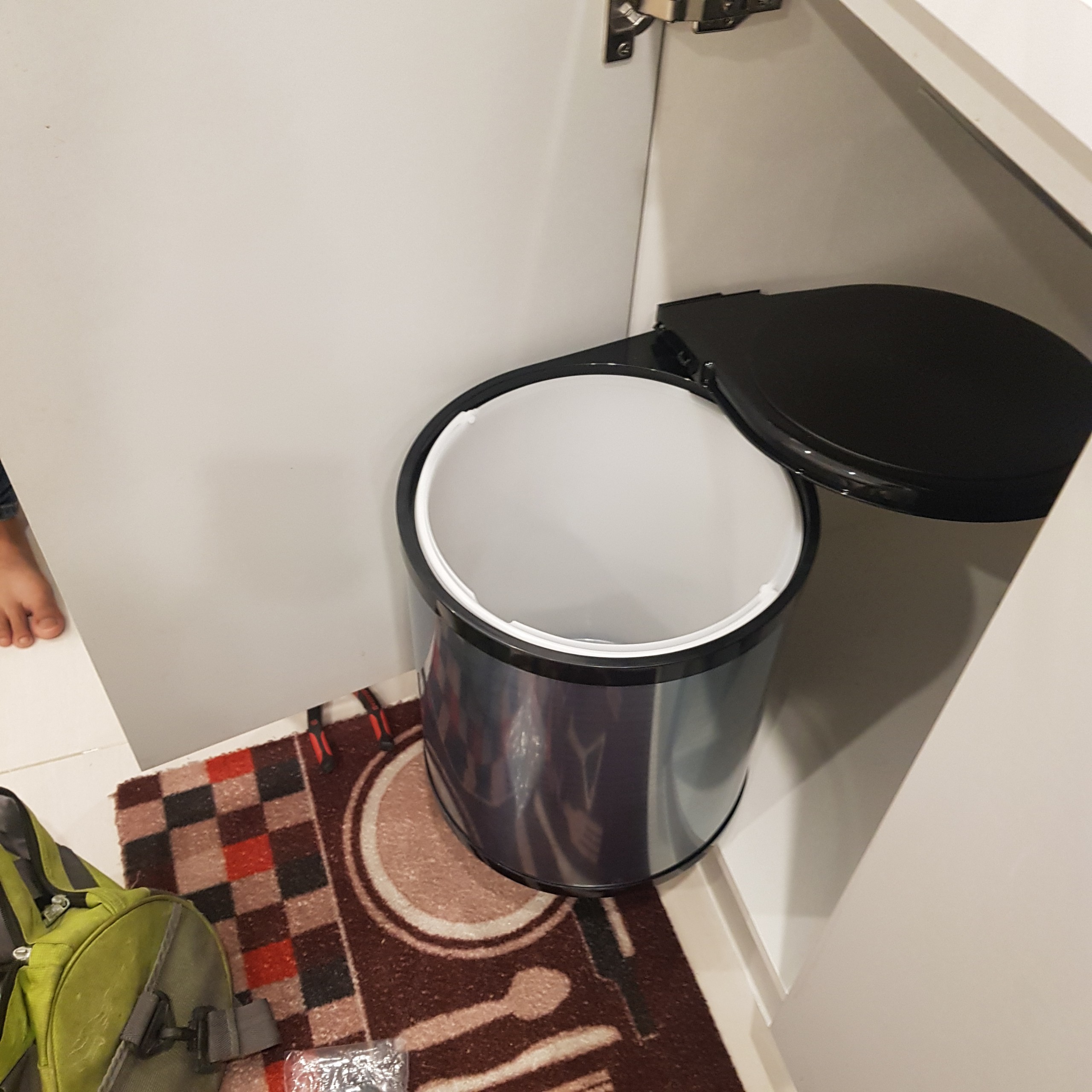 Thùng Rác Thông Minh Tròn Gắn Cánh TAKI Bọc INOX 304 Tủ Bếp - Bảo Hành 10 Năm