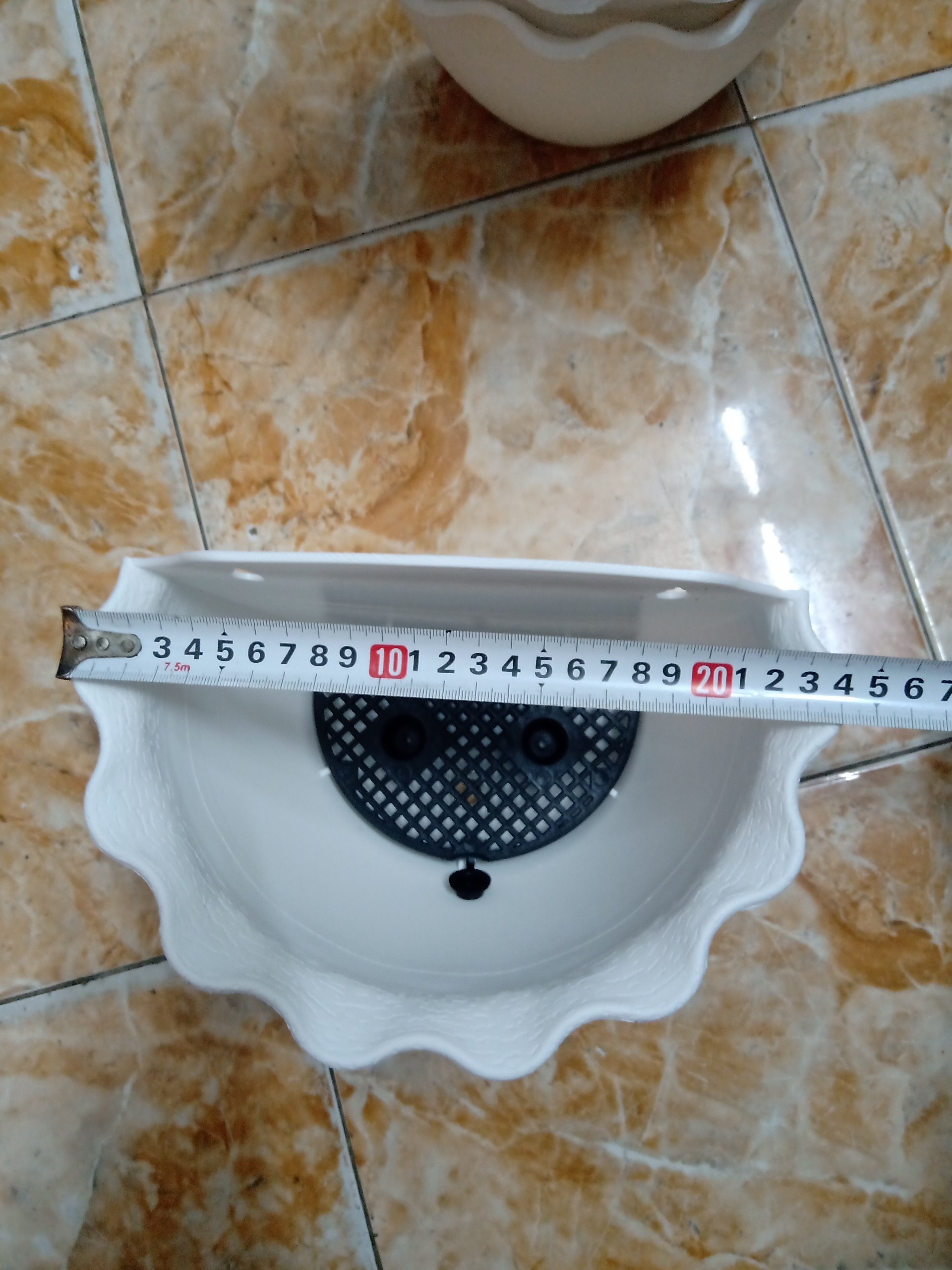 CHẬU TRỒNG CÂY ỐP TƯỜNG HÌNH BÁN NGUYỆT MÀU TRẮNG