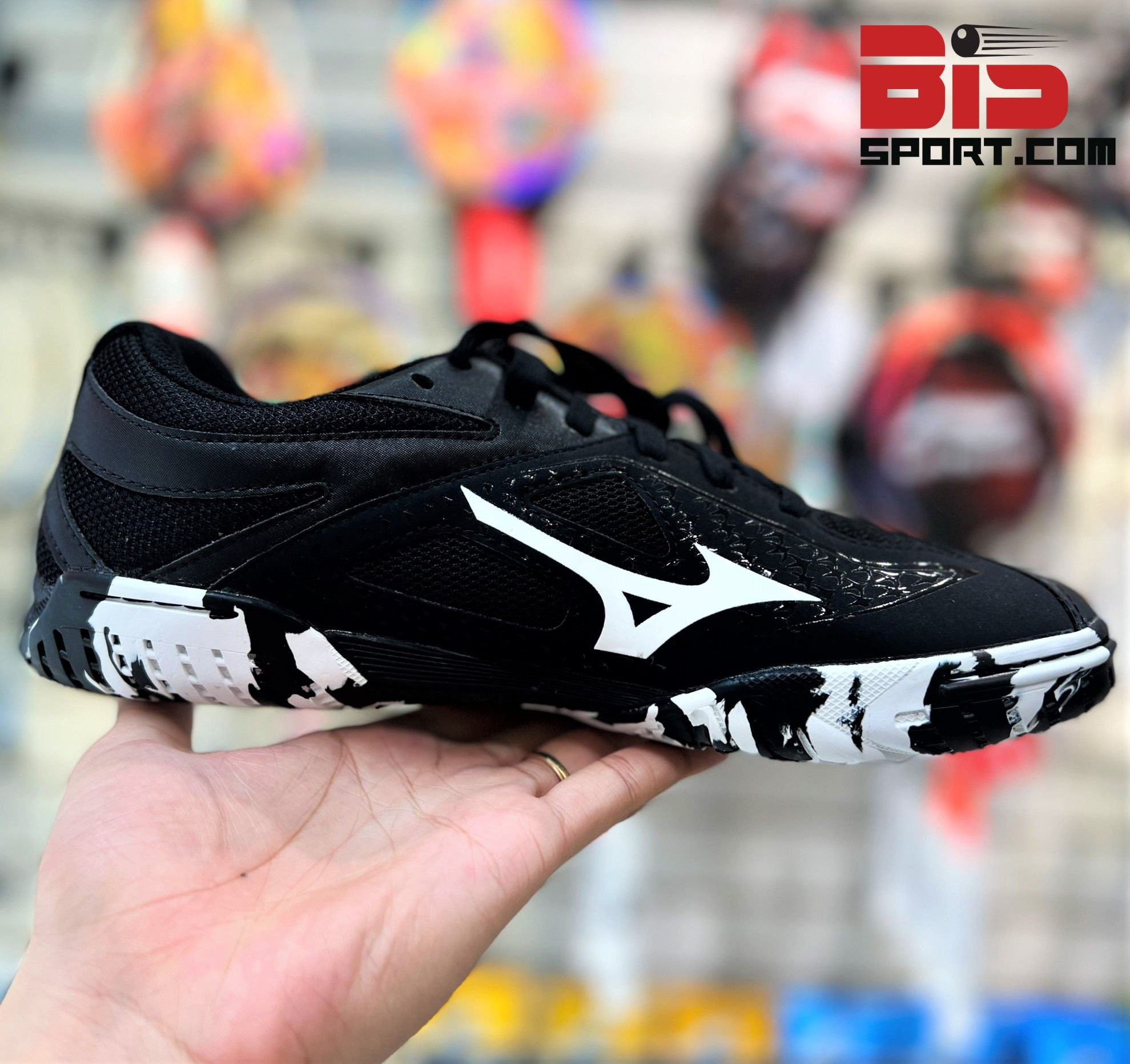 Giày Bóng Bàn Mizuno Wave Medal 6 - Màu Đen Họa Tiết Trắng - Đế Cao Su Chống Trơn - Da Mềm Mang Xui Êm