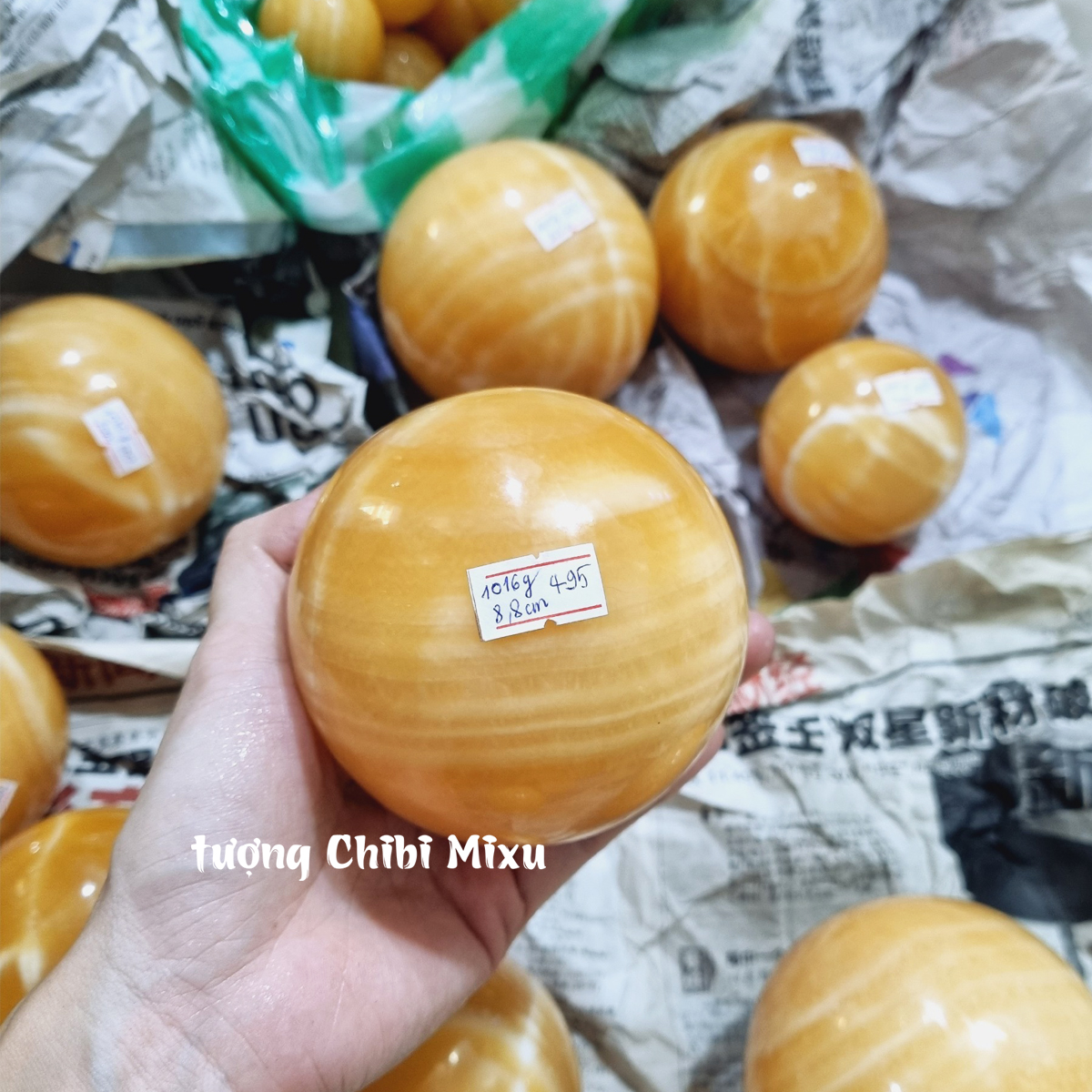 Bi cầu ngọc Hoàng Long kèm đế gỗ cho người mệnh Kim và Thổ
