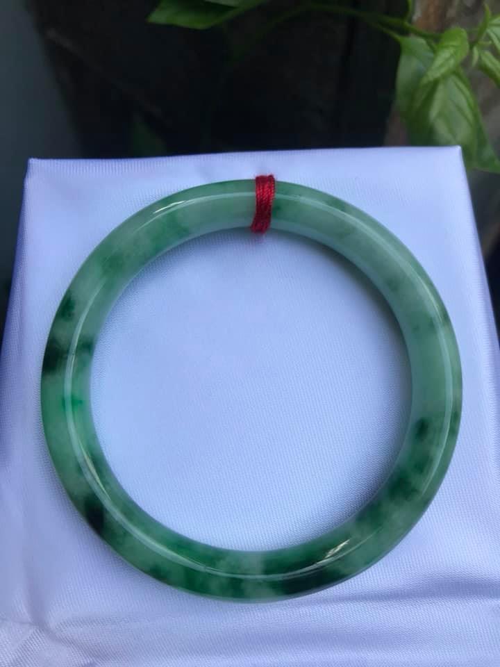 Vòng  LÝ SƠN THỦY ĐẸP 49  Chất liệu đá cẩm thạch tự nhiên Màu Xanh Ngọc Ngà Đẹp Đậm Dần 1 Bên Vòng Sang nữ 49kg đến 58kg