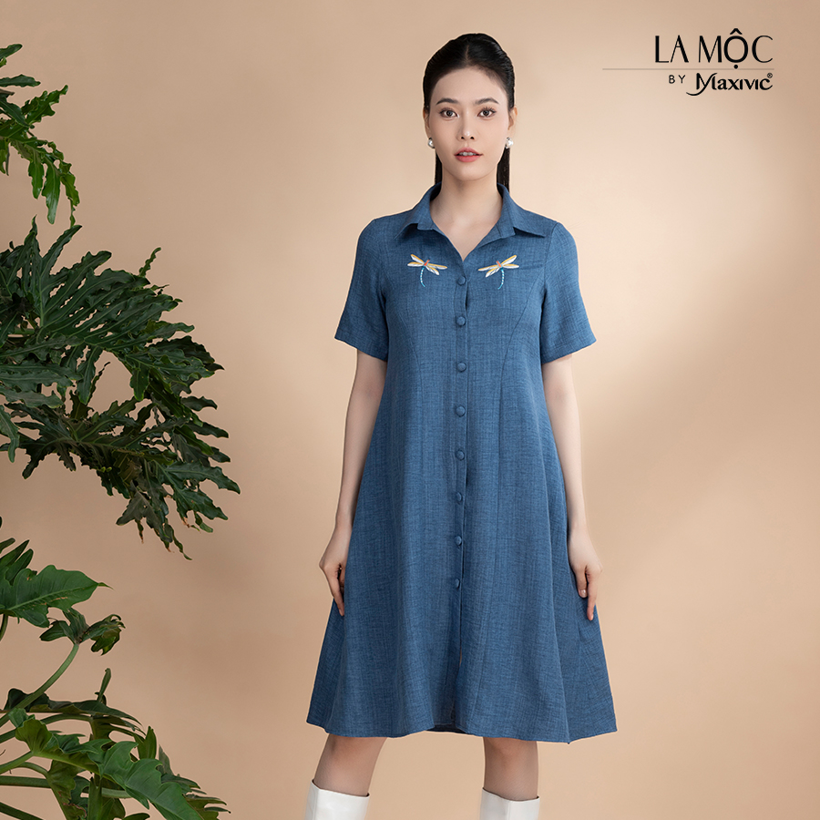 Đầm xô lụa xanh jeans thêu hoa, cổ sơmi La Mộc - LM022423N