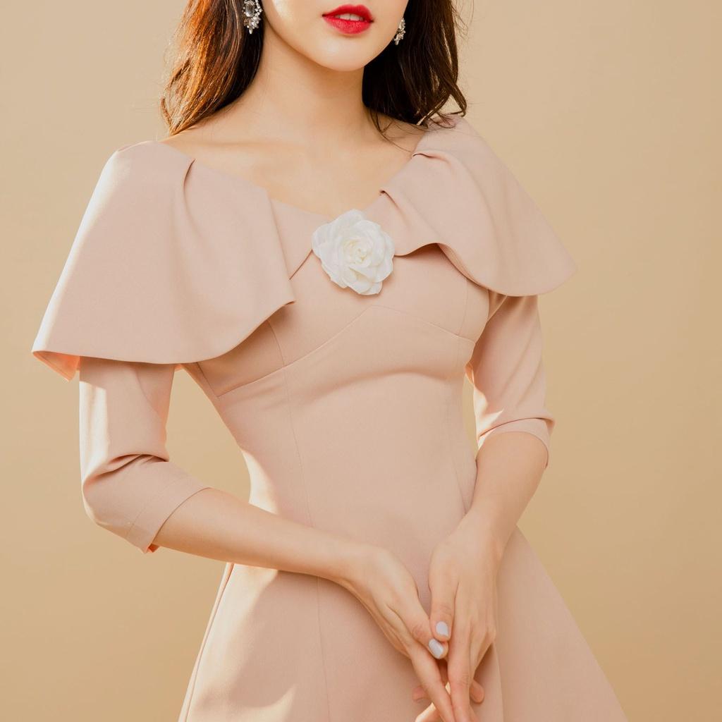 KIOBI – Đầm Hera cổ V sâu, form mini cúp ngực, rã eo, dáng xòe, tay lửng,xếp bèo choàng vai,vải cotton bố be - KID19115B