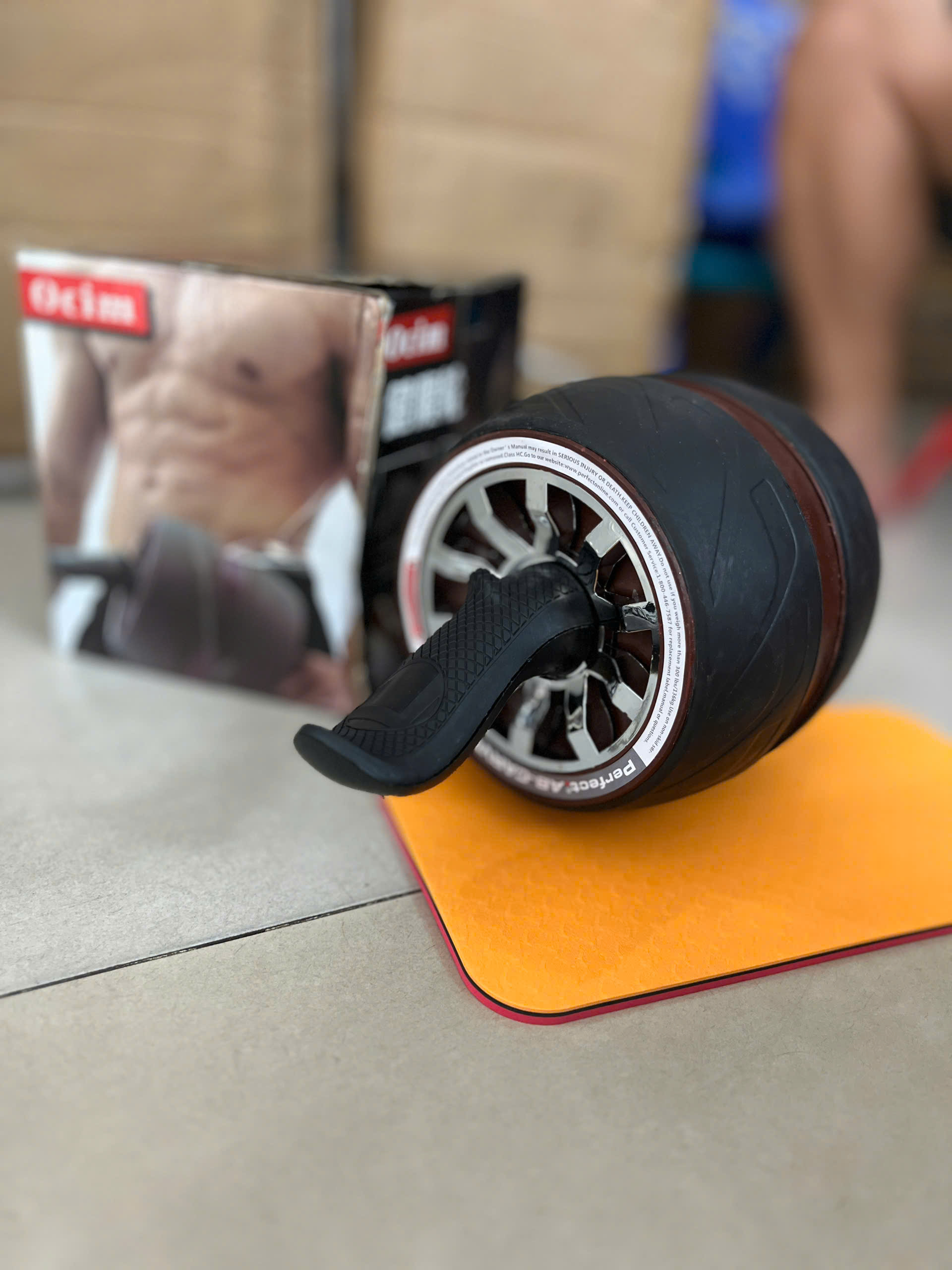 Con lăn tập cơ bụng AB Carver Pro kèm thảm kê gối tiện dụng, có lò xo đàn hồi giúp việc tập luyện trở lên dễ dàng hơn.
