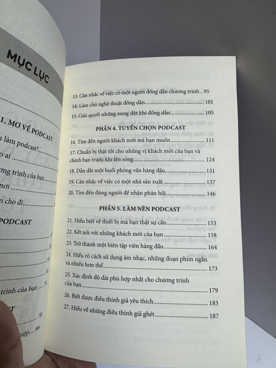 HƯỚNG DẪN XÂY KÊNH PODCAST TỪ A- Z - Kristen Meinzer- Lê Nguyễn Thuý Vi dịch- Bizbooks - NXB Hồng Đức
