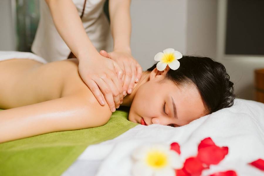 Hình ảnh Liệu trình Massage Toàn Thân Thư Giãn Đá Nóng + Tinh Dầu Mỹ + Ngâm Chân Thảo Dược Đào Thải Độc Tố 75 Phút tại Happy Beauty & Spa