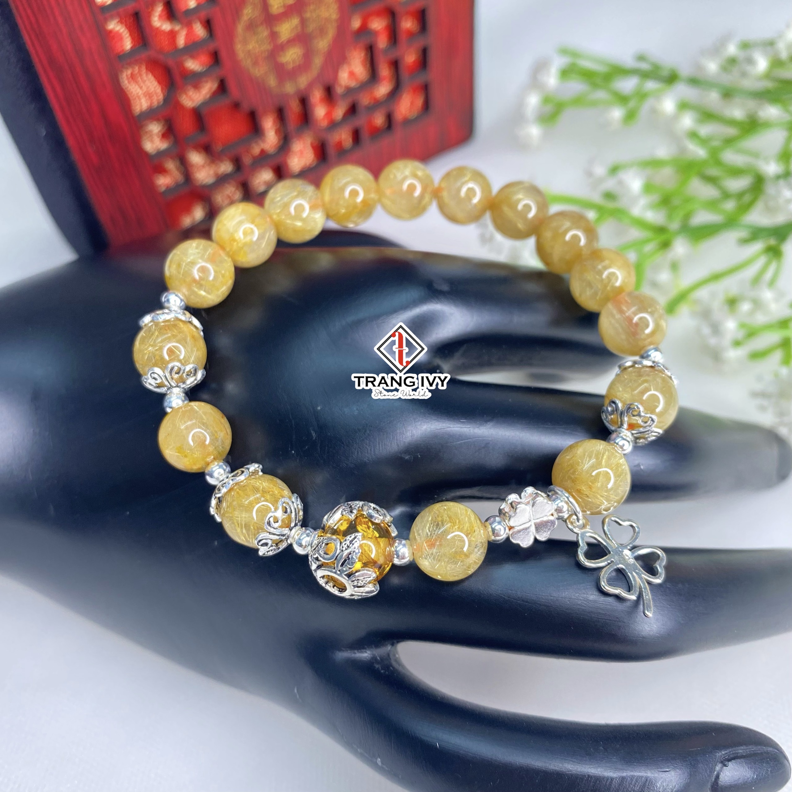Vòng Tay Thạch Anh Tóc Vàng Mix Charm Cỏ Bốn Lá