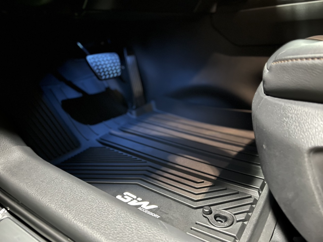Thảm lót sàn ô tô TOYOTA NEW CAMRY 2019- đến nay Chất liệu TPE, thiết kế sang trọng tinh xảo thương hiệu Macsim 3w