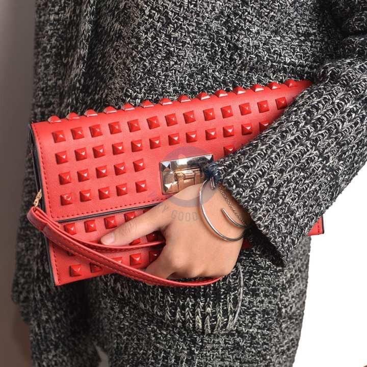 Clutch Cầm Tay Đinh Tán Đỏ