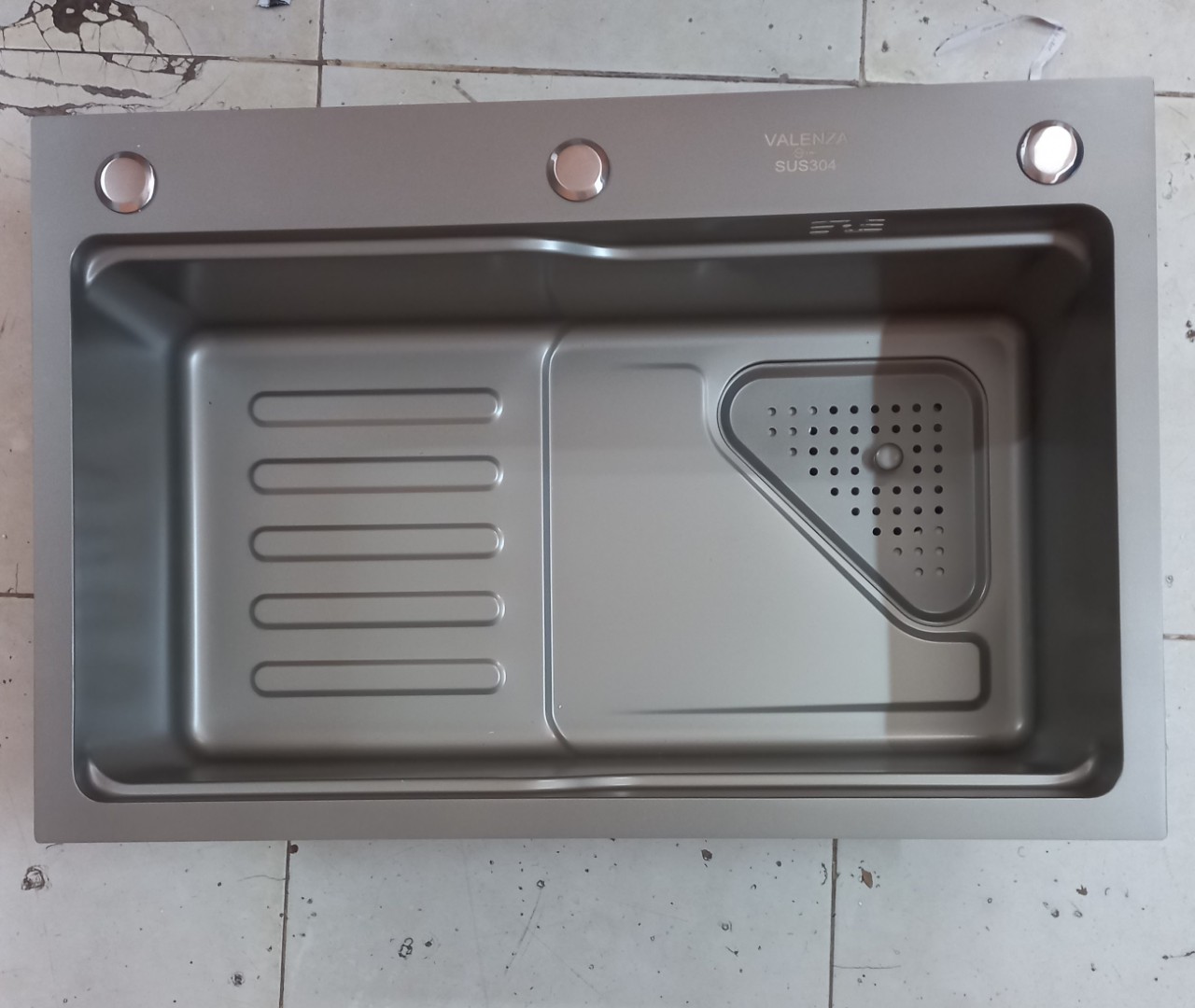 Chậu rửa bát 1 hố Valenza 6845 inox 304 nano xám dày 3li kèm khay inox, bộ xả to ngăn mùi, rổ inox lỗ-Hàng đẹp