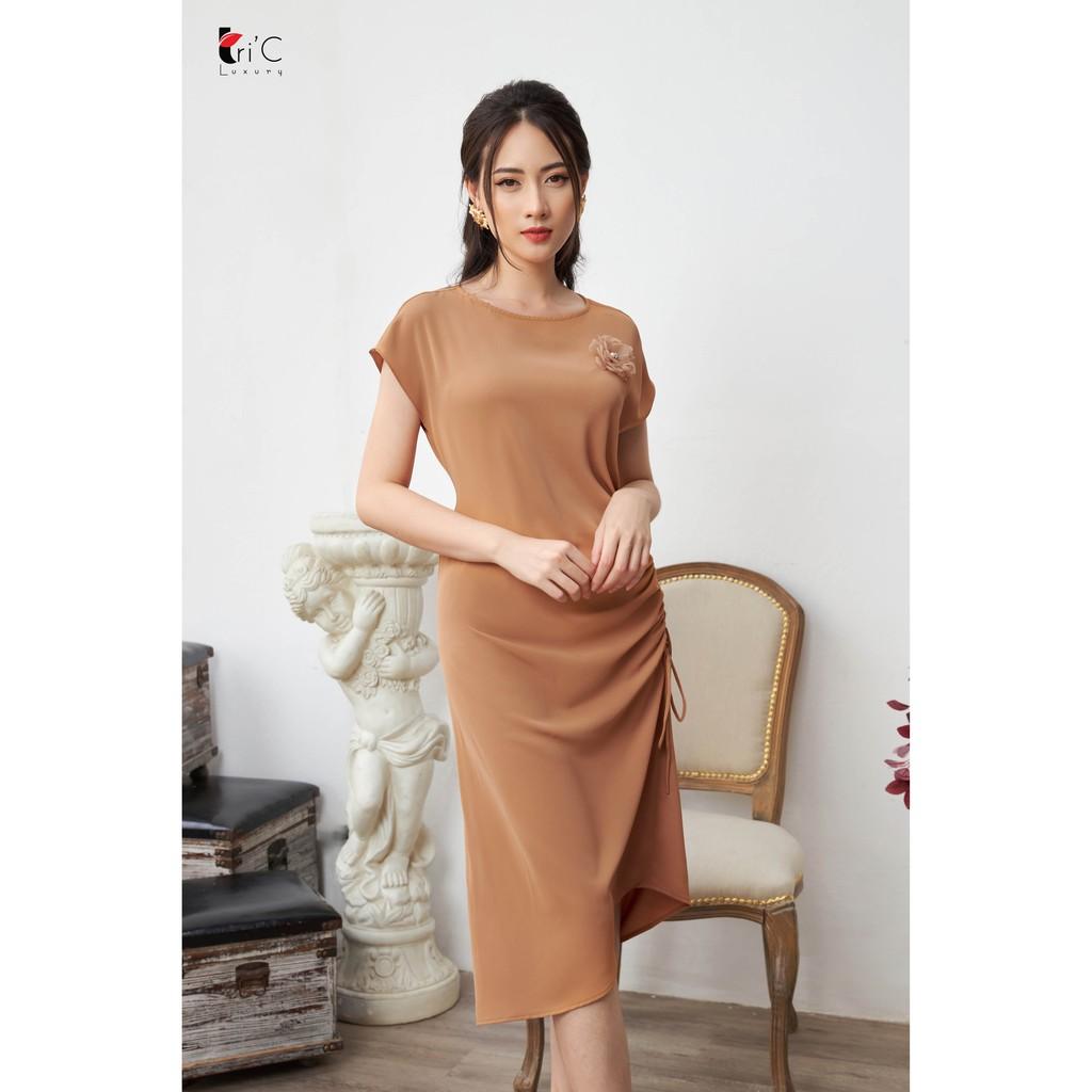 Đầm suông cài hoa Tri'C Luxury rút dây hông Nude A20120