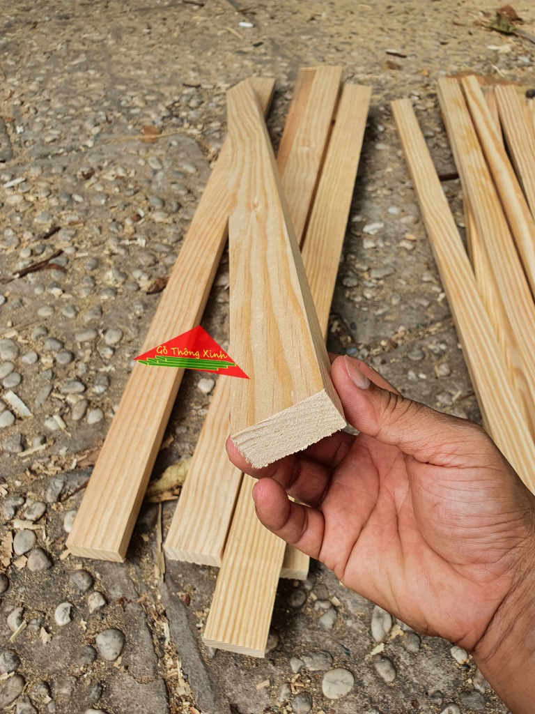 Thanh gỗ thông vuông 2x4cm, dài 80cm bào láng 4 mặt đẹp dùng làm khung sườn, làm xương, trang trí