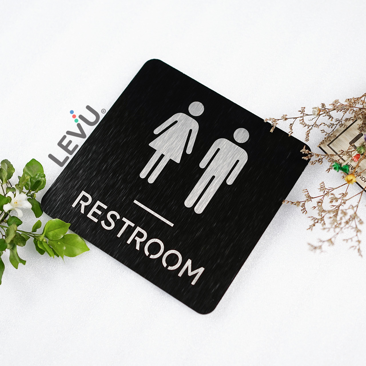 Bảng restroom bằng alu nhôm đen dán tường trang trí nhà vệ sinh