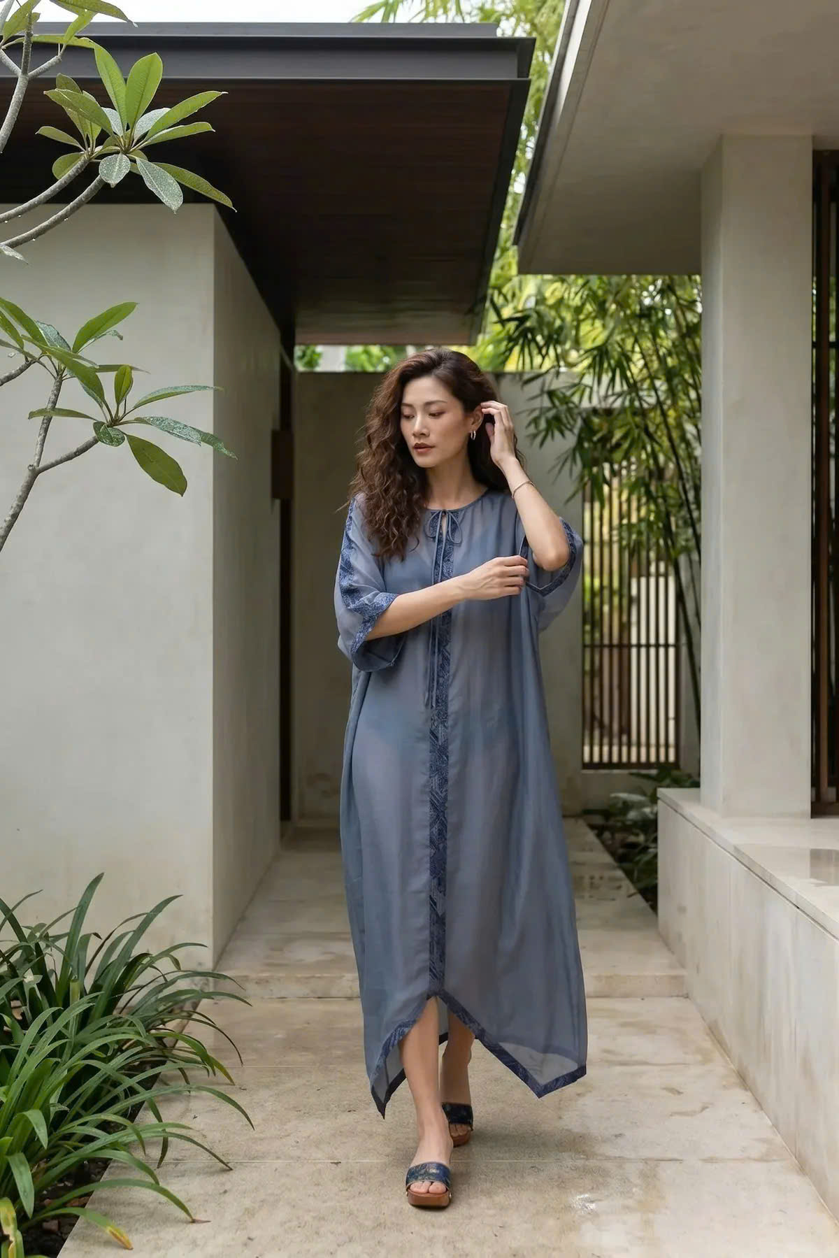 Đầm Suông Dài Kaftan Xanh Phối Hoạ Tiết Lam Vũ Dre240 thời trang Hity