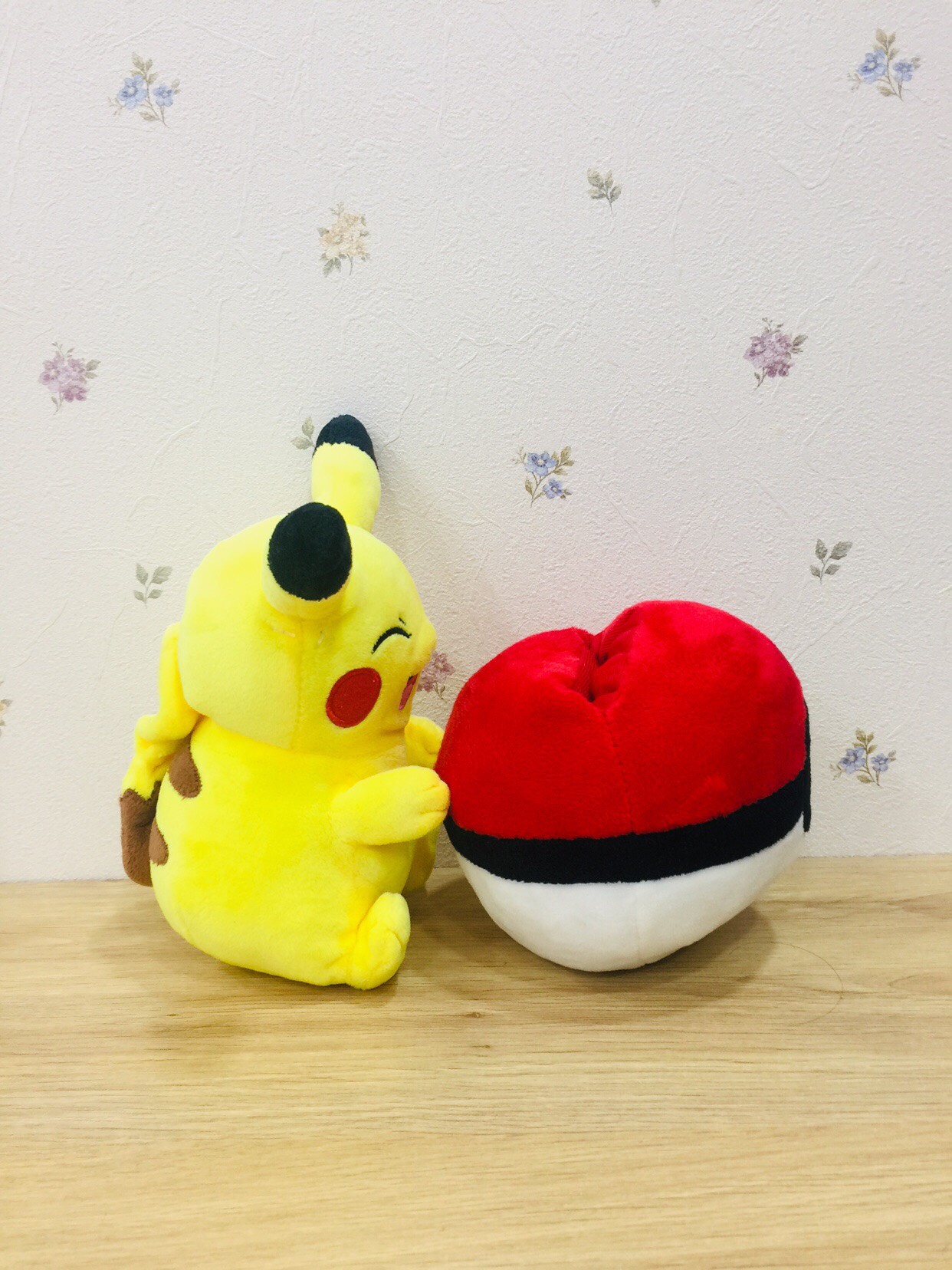 Gấu bông Pokemon Pikachu ôm cầu làm đồ đựng điện thoại