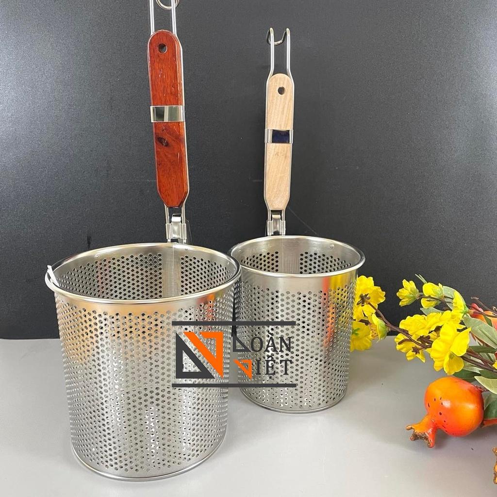 Vợt TRỤNG HỦ TIẾU MÌ [INOX 304], VỢT XƯƠNG loại tốt- Sâu Lòng .lưới dày, cán gỗ, móc treo tiện dụng - Nhiều Size