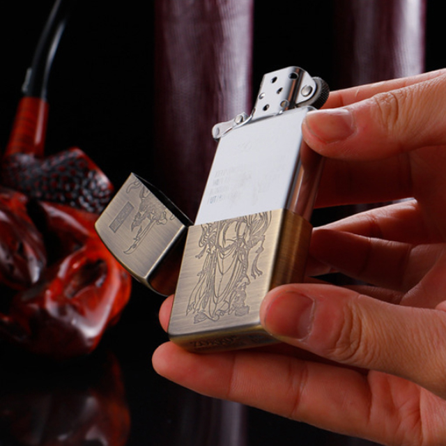 Vỏ Hột Quẹt Bật Lửa Xăng Đá Zorro Z9864A Họa Tiết Quan Công - Dùng Xăng Bấc Đá Cao Cấp