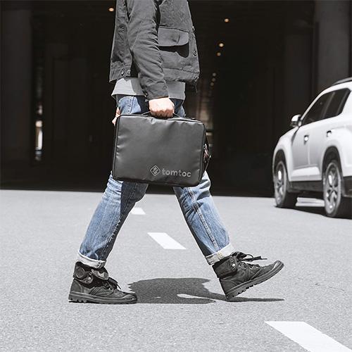 TÚI ĐEO CHÉO TOMTOC (USA) URBAN CODURA SHOULDER BAGS DÀNH CHO MACBOOK LAPTOP 15″16″ chống sốc - HÀNG CHÍNH HÃNG