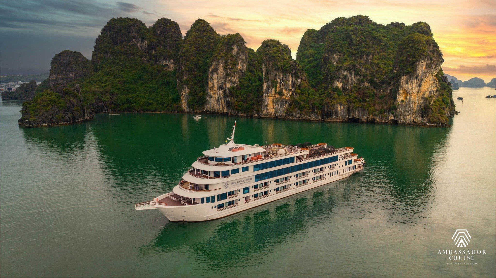 Tour du thuyền Ambassador 5 sao thăm vịnh Hạ Long 8 tiếng