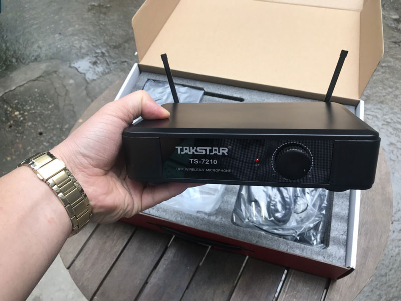 Micro gài tai không dây UHF Takstar TS-7210P. Chính hãng