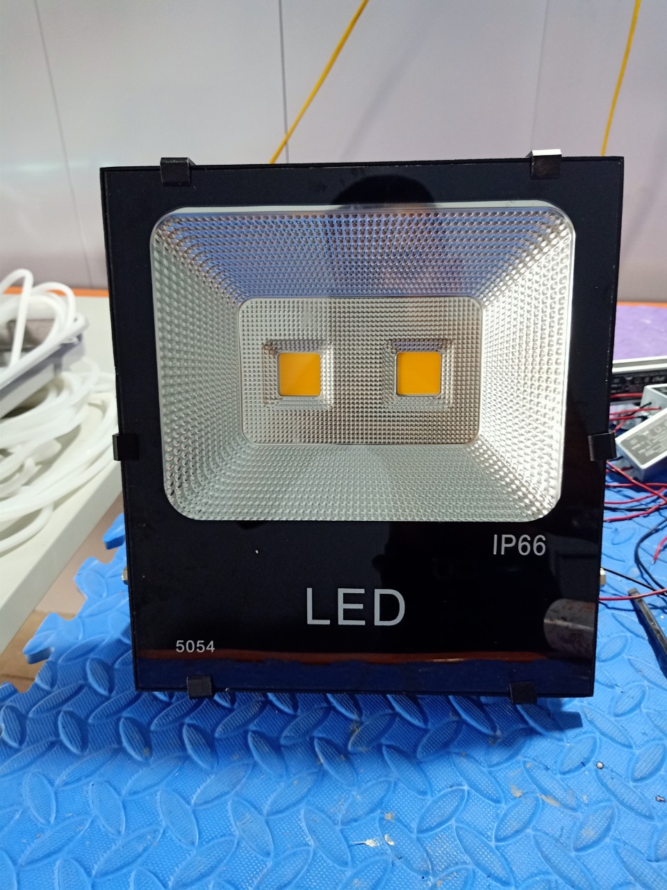 Đèn pha led 100w chiếu sáng ngoài trời