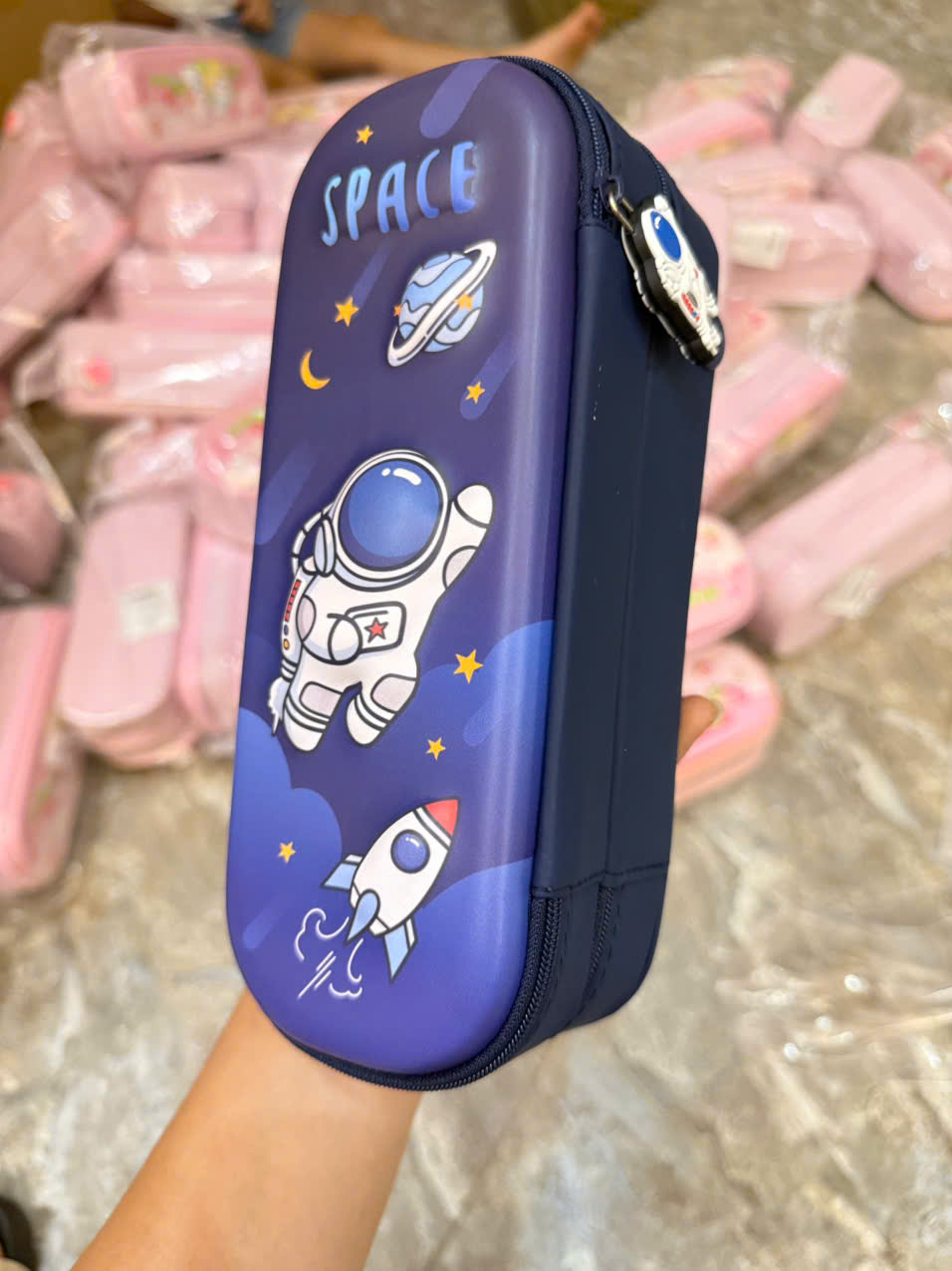 Hộp Bút Hai Ngăn Mặt Cứng In Nổi 3D Hình Hoạt Hình Dễ Thương Cho Bé Trai Bé Gái – Hộp Bút Học Sinh Tiểu Học - HÀNG CHÍNH HÃNG MINIIN