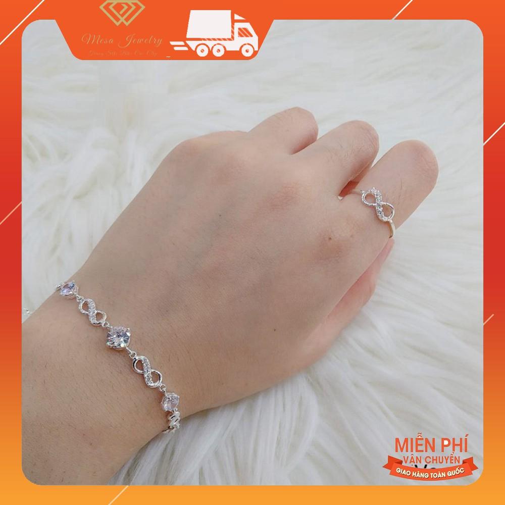 Bộ trang sức gồm nhẫn và lắc tay số 8 gắn đá nhỏ