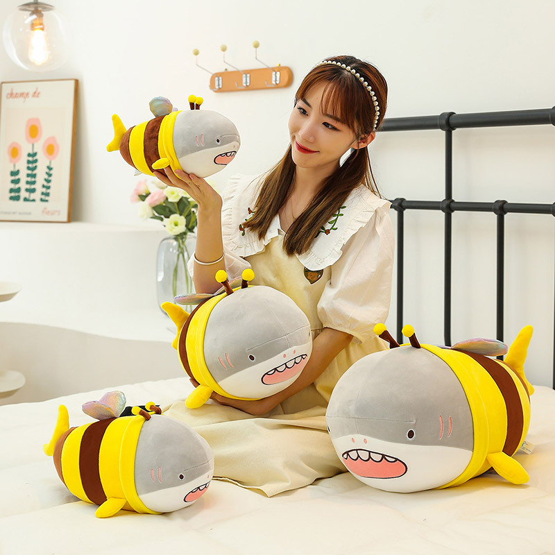 Gấu Bông Cá Mập Lai Ong Siêu Hot Siêu Dễ Thương Cho Bé (25cm---&gt;35cm) Vải Miniso 4 Chiều Co Giãn Êm Ái Mềm Mại, Hàng Xịn