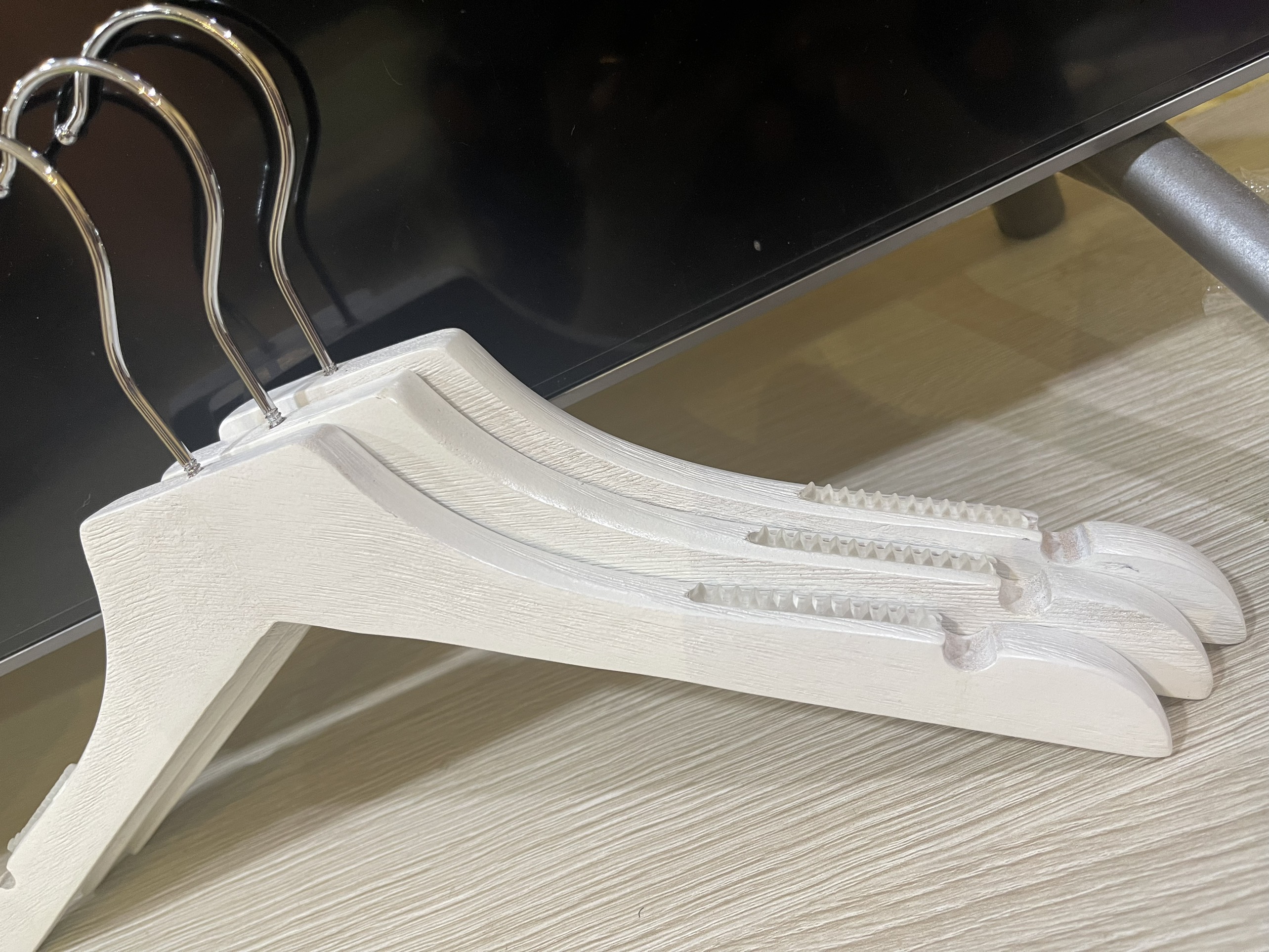 Móc gỗ treo quần áo trẻ em , gỗ trắng sơn xước vai đệm 32cm