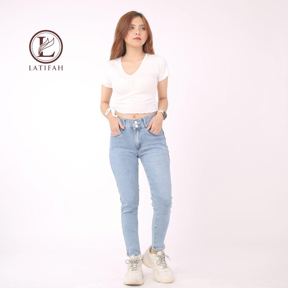 Quần jeans dài nữ co giãn Latifah cạp thường lưng bản to mài xước màu xanh nhạt QD030