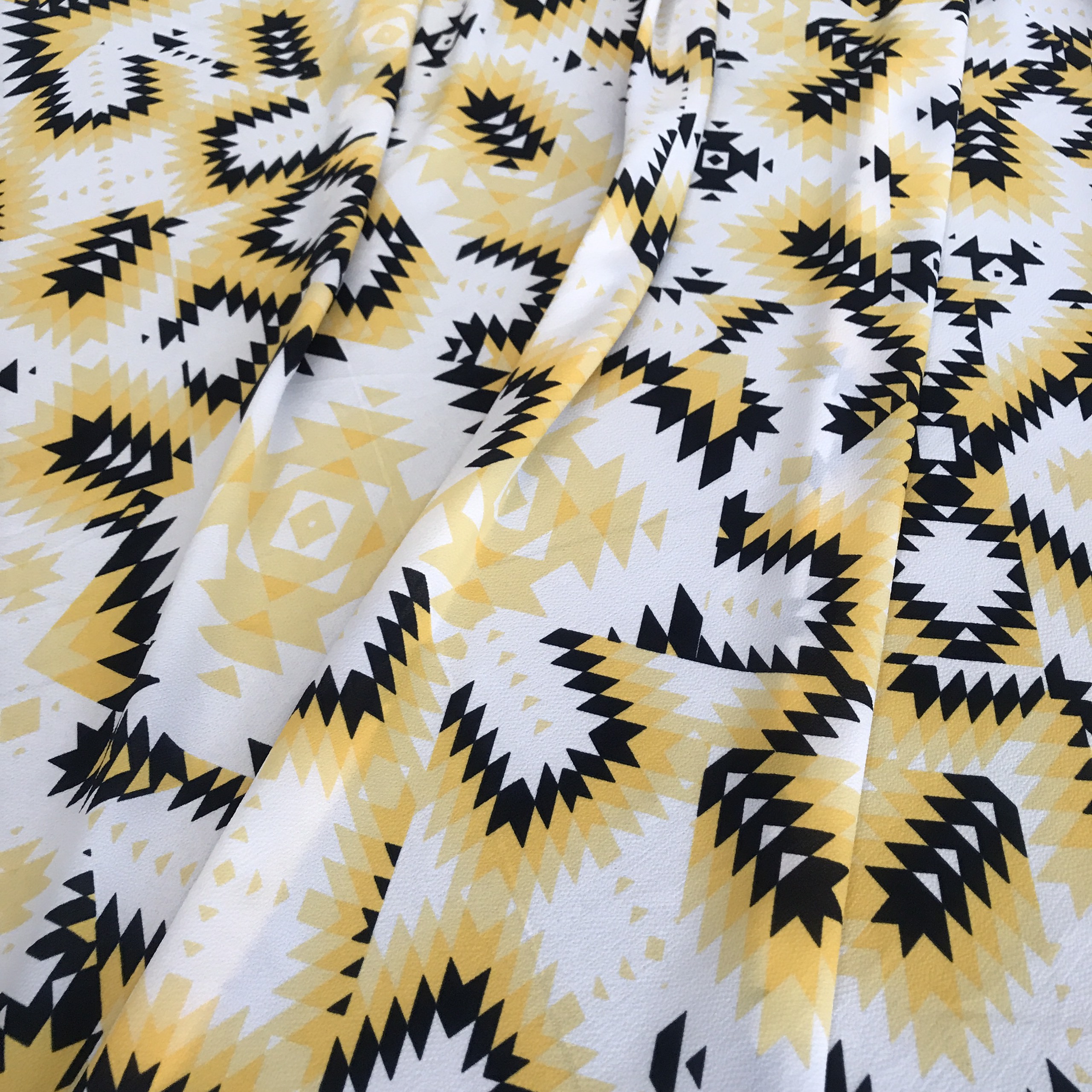 Vải cát Hàn mềm mịn co giãn 2 chiều họa tiết kính vạn hoa vàng đen
