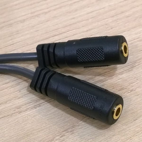 Cáp chia 2 cổng Audio 3.5mm dài 20cm Dtech DT-6236. Hàng chính hãng !!!