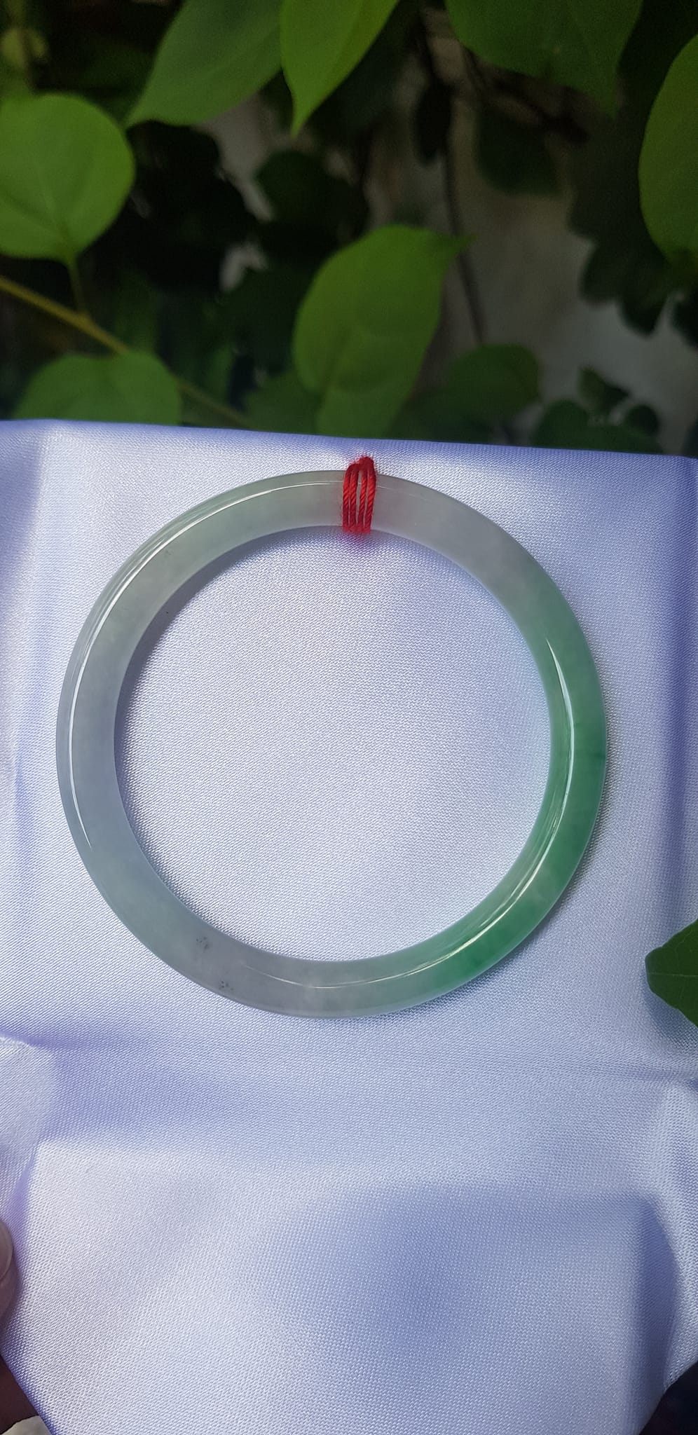 Vòng tay đá cẩm thạch tự nhiên TR Lý A 50mm x cọng nhỏ 6,2mm Màu trắng bóng xanh lý đậm 1 bên bóng đẹp Nữ 50kg - 55kg đeo ạ