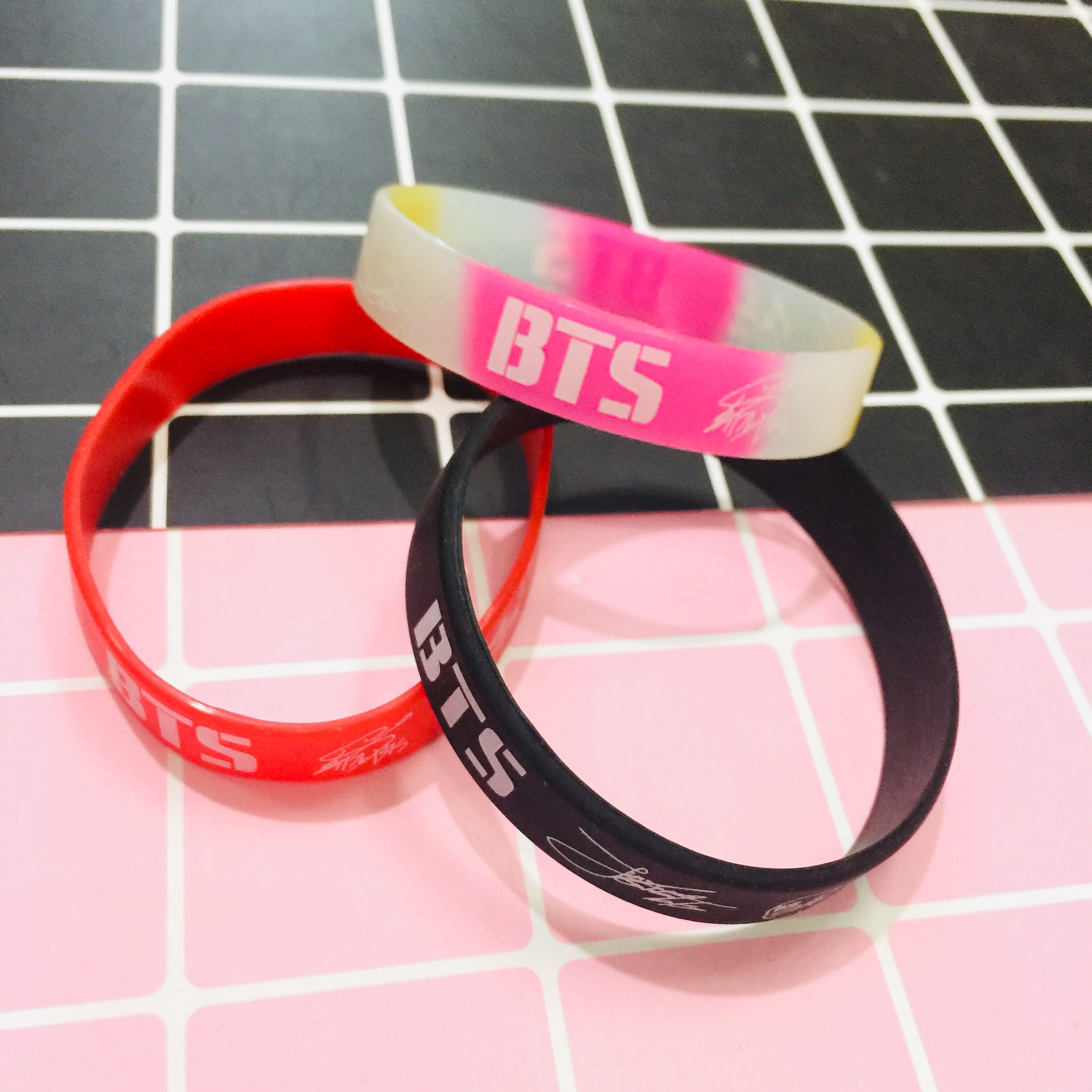 SET 5 VÒNG TAY. LẮC TAY CAO SU BTS KPOP MẪU KHÁC NHAU