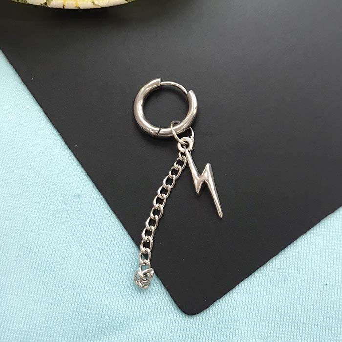 Khuyên tai nam xích dài tia sét độc đáo